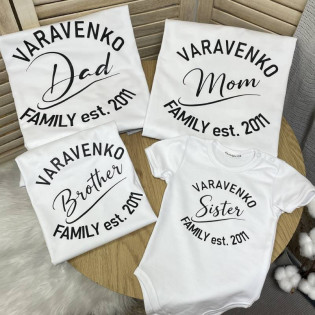 Іменний комплект сімейних футболок з датою та прізвищем прописний шрифт